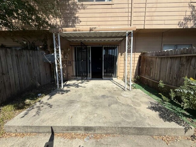 Building Photo - 7700 Creekbend Dr