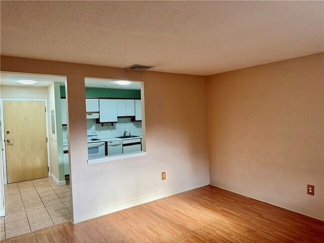 Building Photo - 728 Beverage Hill Ave
