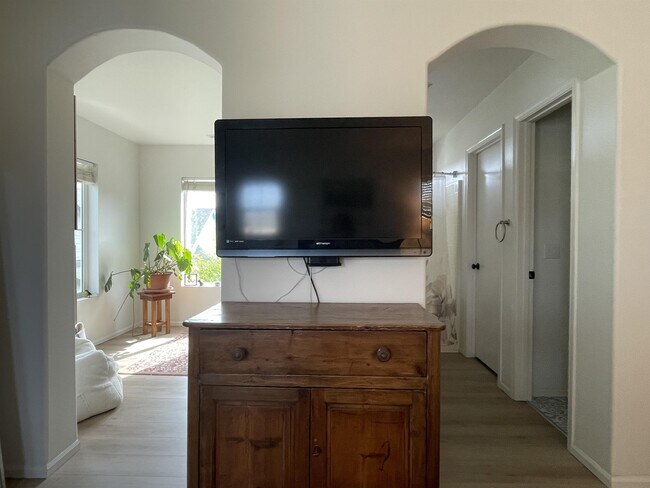 Building Photo - 1635 Hamlet Ln