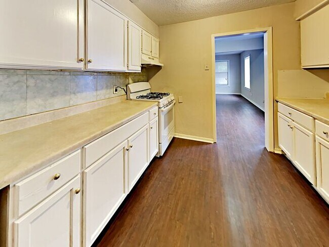 Building Photo - $1000 OFF 1st Month*. No App Fee