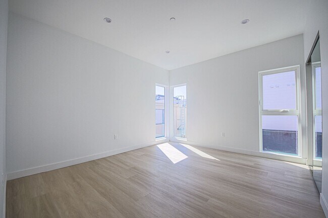 Building Photo - Luxury 2026 Townhomes with Massive Bedrooms + Decks with Views