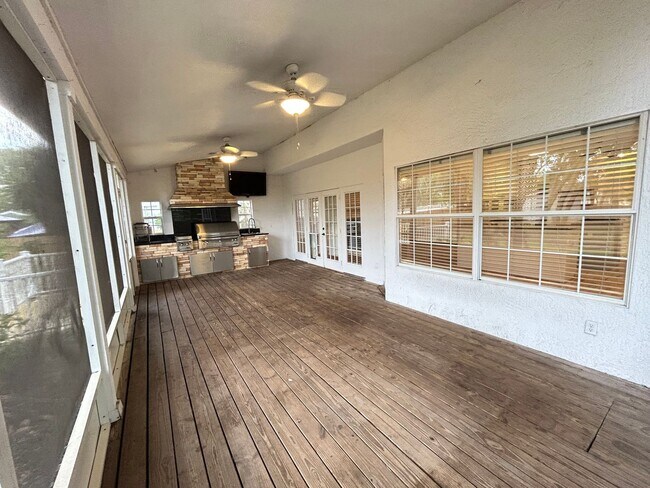 Building Photo - Spacious and Perfectly located 4/2 home in...
