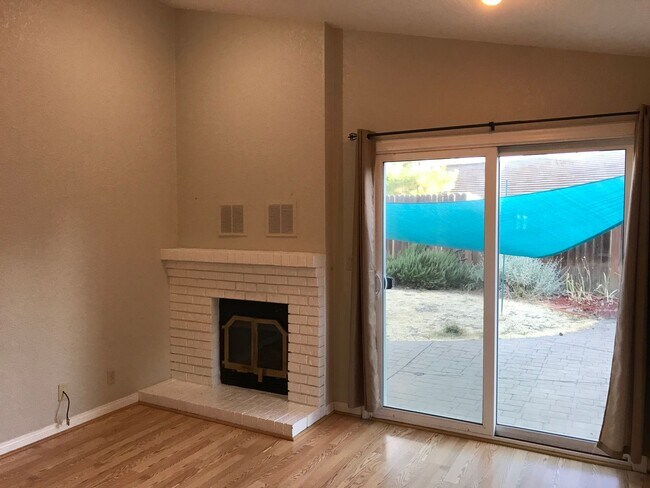 Building Photo - Charming 2/2 in South Davis