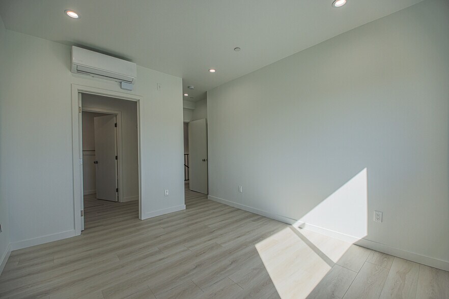 Building Photo - 2811 S Cloverdale Ave