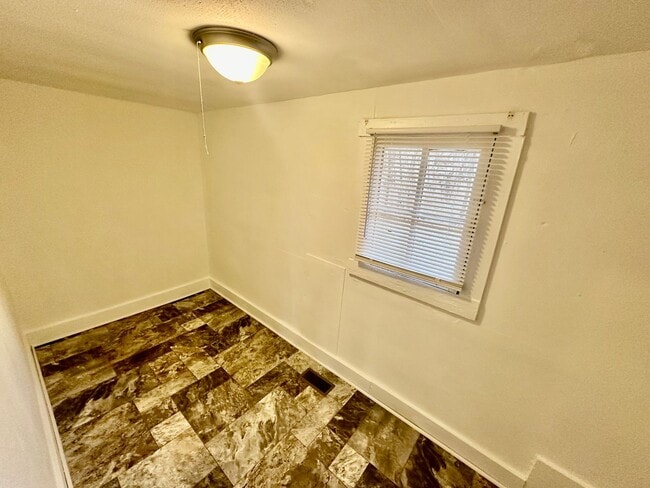 Building Photo - Two Bedroom, 1 Bath House in Columbia! Apply-your application fee will be credited to your first ...