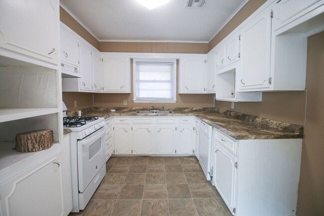 Building Photo - 3-Bedroom Home with Yard in East Tulsa – Ready Mid May!