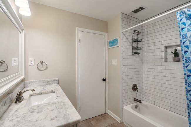 Building Photo - 5088 Helene Rd