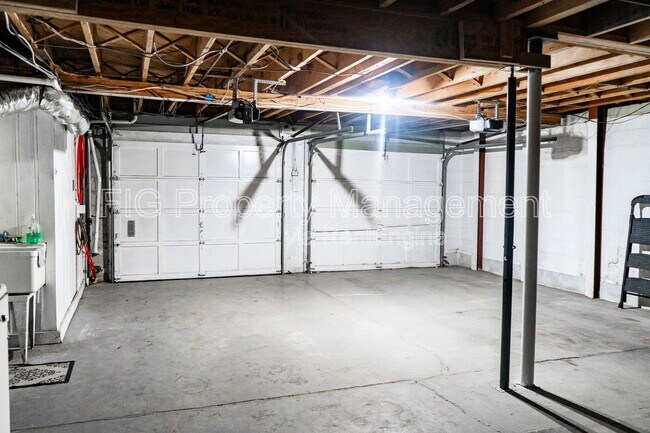 Building Photo - 3622 Hillvale Cir