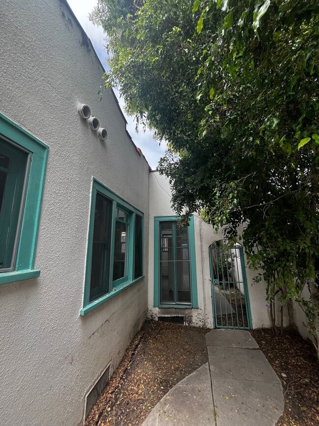 Building Photo - 921