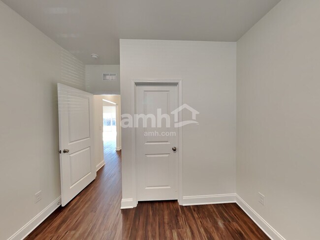 Building Photo - 602 Rivermist Dr