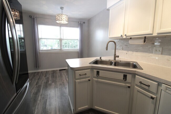 Building Photo - 2434 Dickens Dr