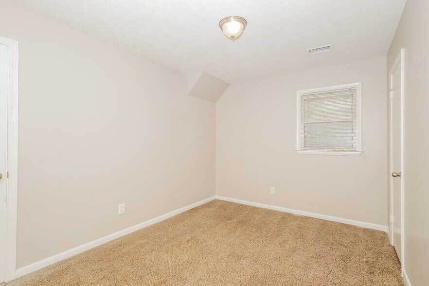 Building Photo - 635 Roxbury Dr