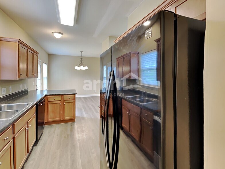 Building Photo - 1702 Arrowhead Dr