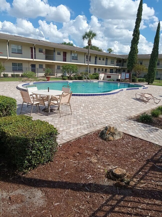 Building Photo - 1 Bedroom Condo with Community Pool and La...