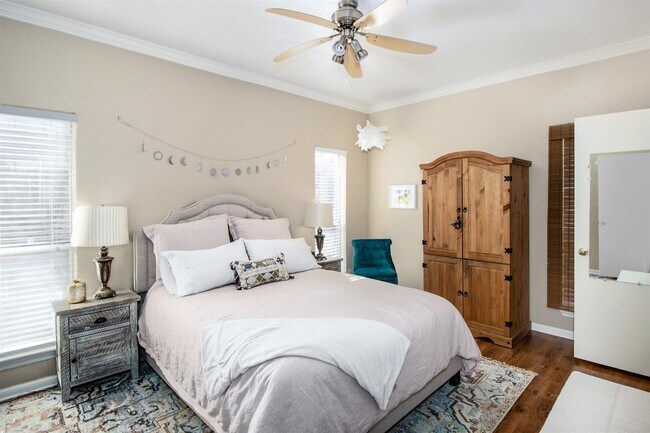 Building Photo - 728 Bering Dr