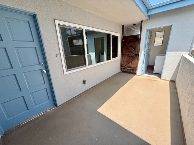 Building Photo - Spacious 2BD with Private Laundry Room, Garage Parking & Private Entrance