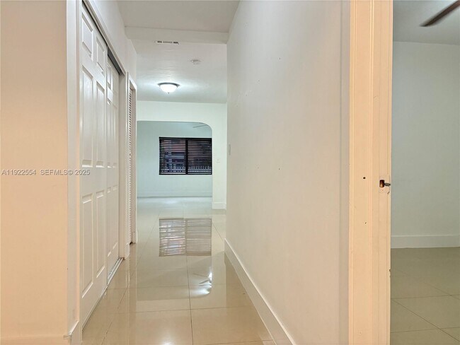 Building Photo - 527 SW 9th Ave