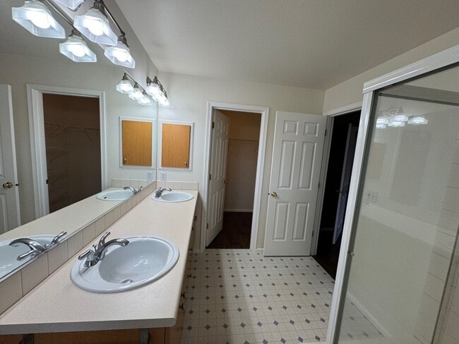 Building Photo - Gated 2 beds 2.5 baths townhome in Ashburn...