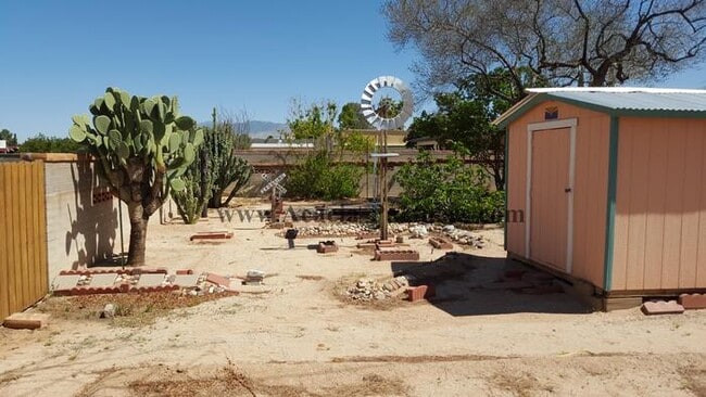 Building Photo - 3 Bedroom Eastside w/ Carport, Fireplace &...
