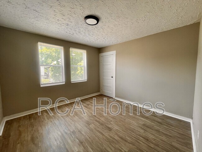 Building Photo - 3835 N Kenwood Ave