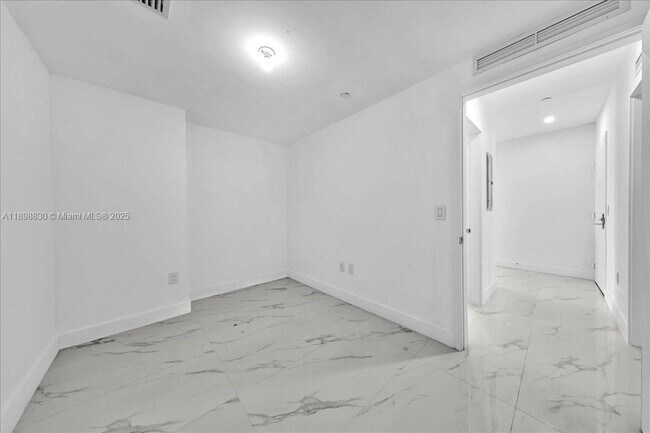 Building Photo - 700 NE 24th St