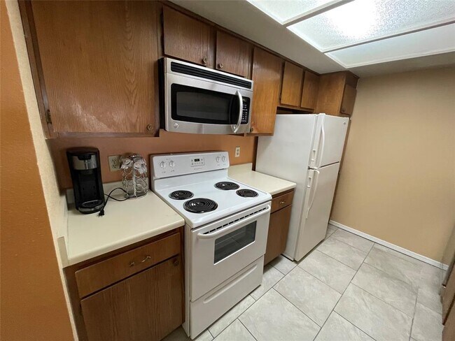 Building Photo - 2814 S Bartell Dr