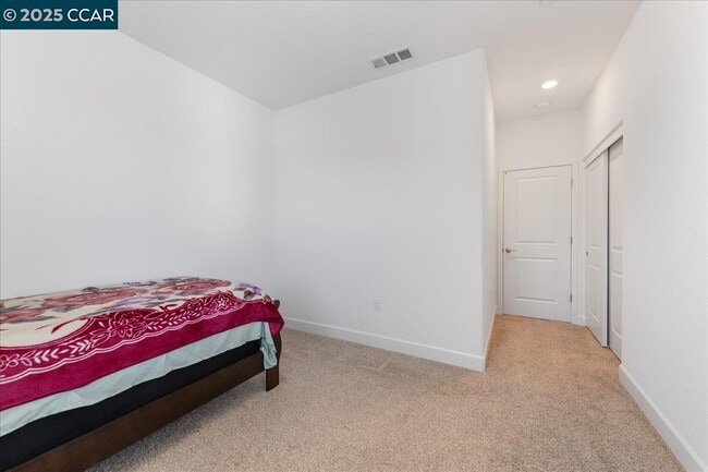 Building Photo - 300 Hideaway Ln