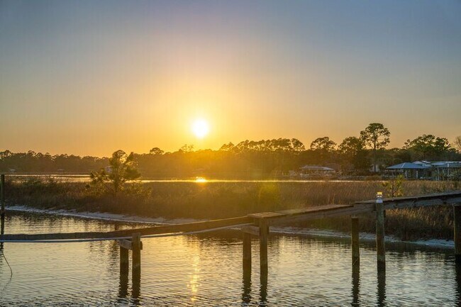 Building Photo - 2572 Gulf Breeze Ave