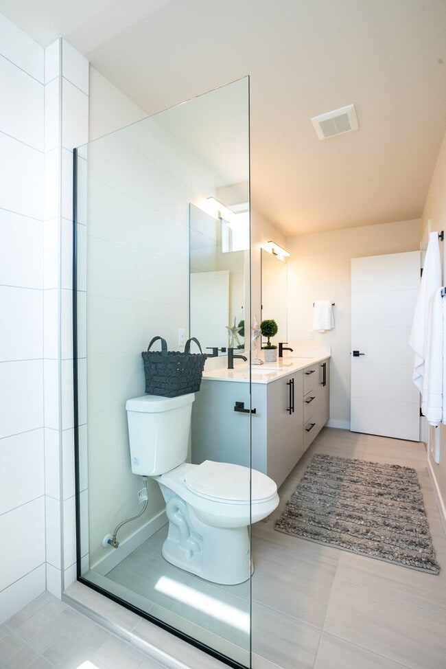 Building Photo - Ballard Townhouse