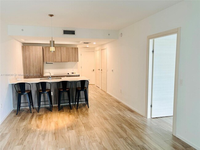 Building Photo - 801 S Miami Ave