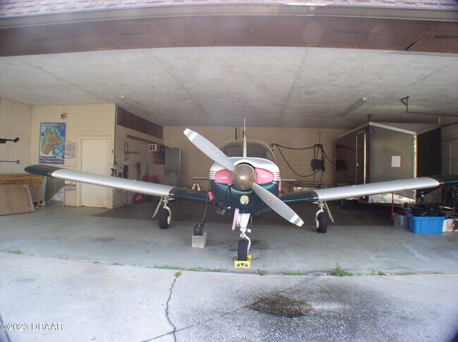 Building Photo - 8 Taxiway Lindy Loop