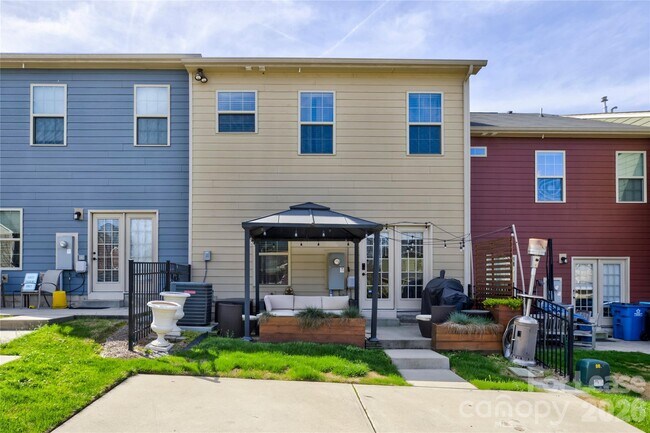 Building Photo - 1731 Evergreen Dr