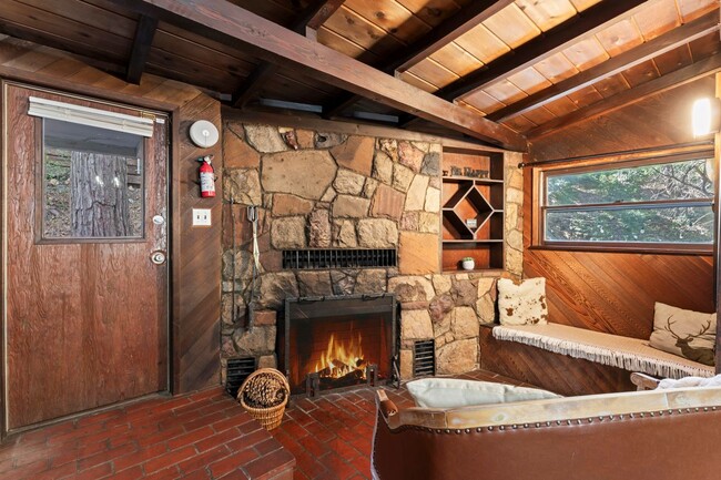 Building Photo - 407 S Dart Canyon Rd