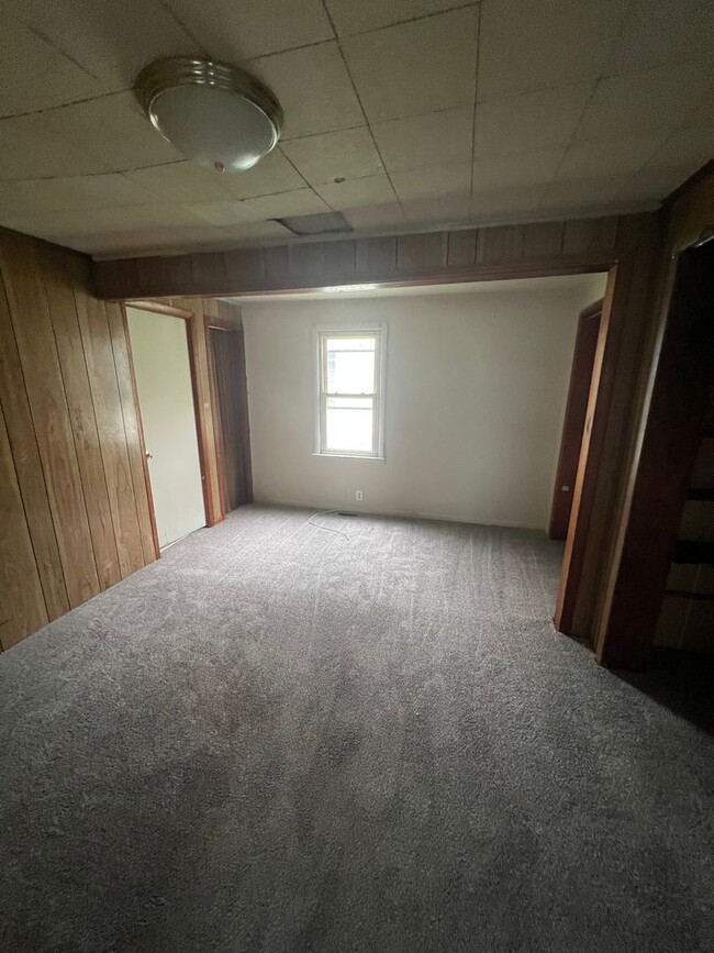 Building Photo - 6-Bedroom Home with Tons of Space!