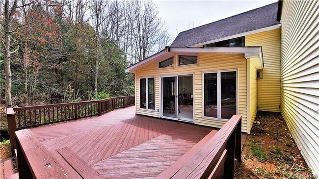 Building Photo - 52 Medallion Rd