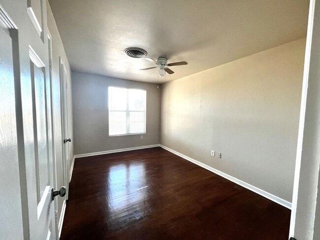 Building Photo - Close to everything