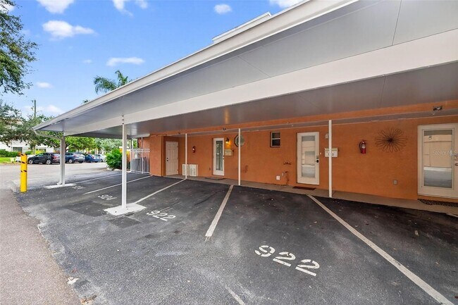 Building Photo - 922 N Shore Dr NE