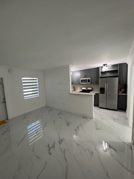Building Photo - 4250 SW 67th Ave