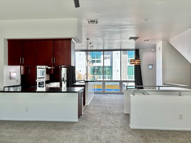 Building Photo - 374 S Farmer Ave