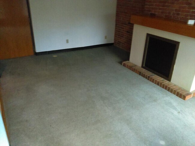 1 Bedroom Fireplace 2 - 112 US Oval