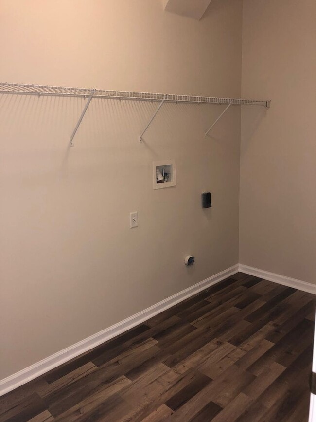 Building Photo - Large 5 Bedroom, 3 Bathroom Single Family ...
