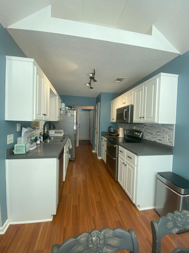 Building Photo - Beautiful 3 Bedroom Home with Fireplace & Private Backyard in Pooler