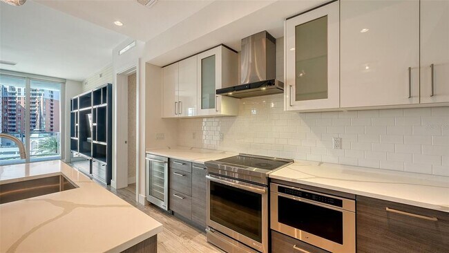 Building Photo - 111 S Pineapple Ave