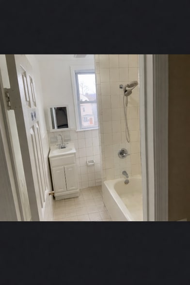 Building Photo - 52 Hilton St