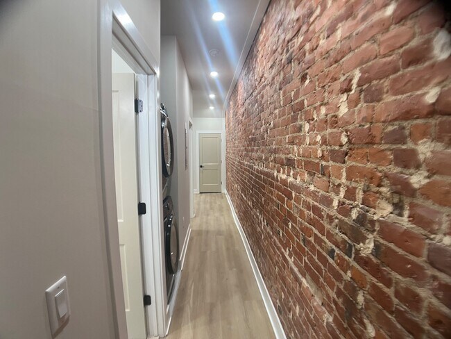 Building Photo - 121 W Sharpnack St