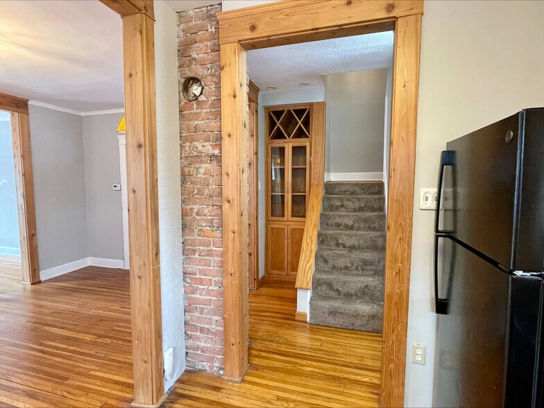 Building Photo - 2345 Grandview Ave