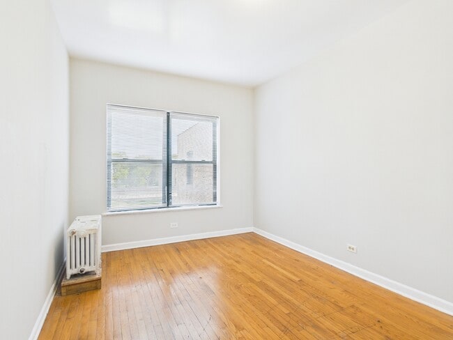 Building Photo - 5003 S Prairie Ave