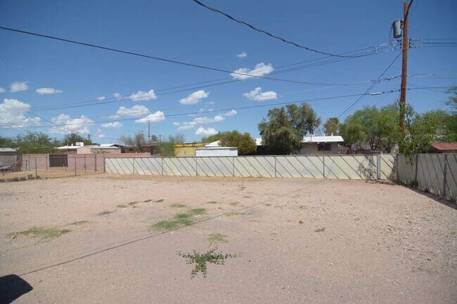 Building Photo - Charming 4 Bedroom 1 Bath Home! South Tucs...