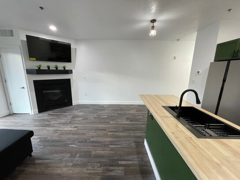 Building Photo - 1364 W Stillwater Dr