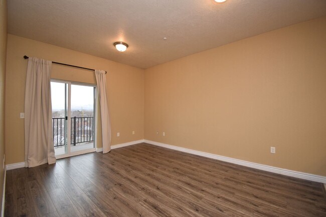 Building Photo - Great 2 Bed 2 Bath Unit in Millcreek!!!